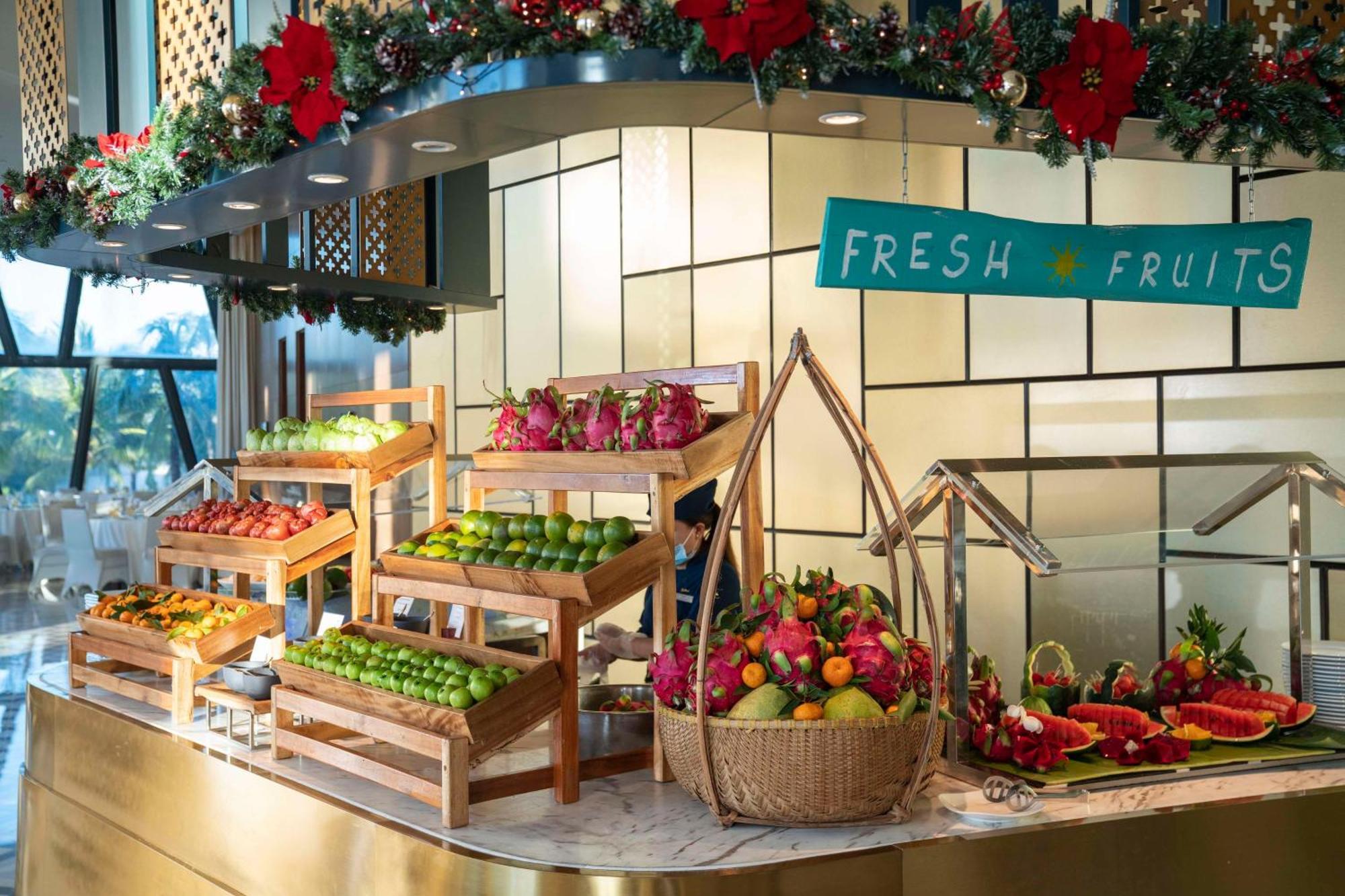 Radisson Blu Resort Phu Quoc Exterior foto A fruit display at a buffet