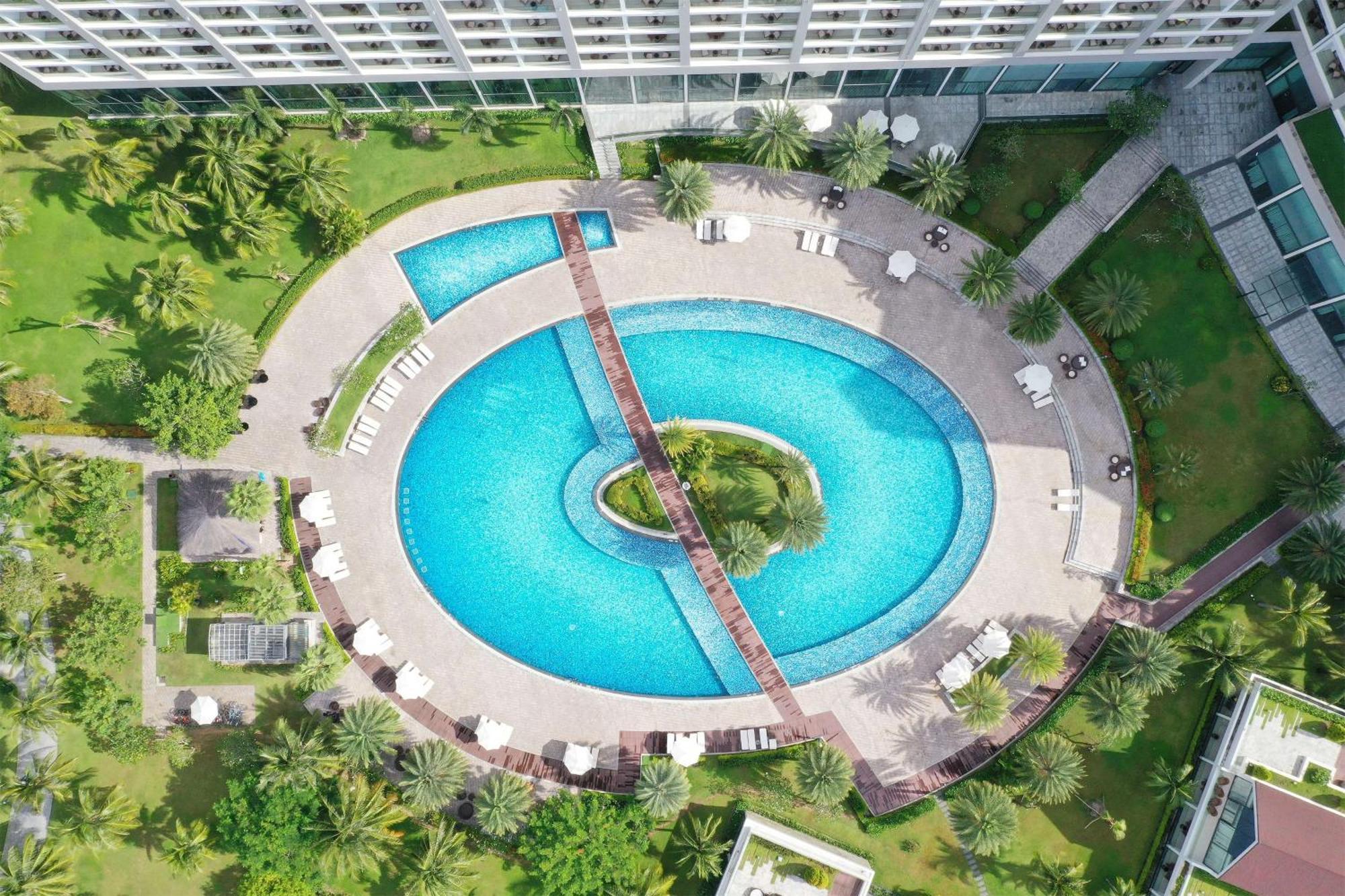 Radisson Blu Resort Phu Quoc Exterior foto The pool at the Royal Garden Villas