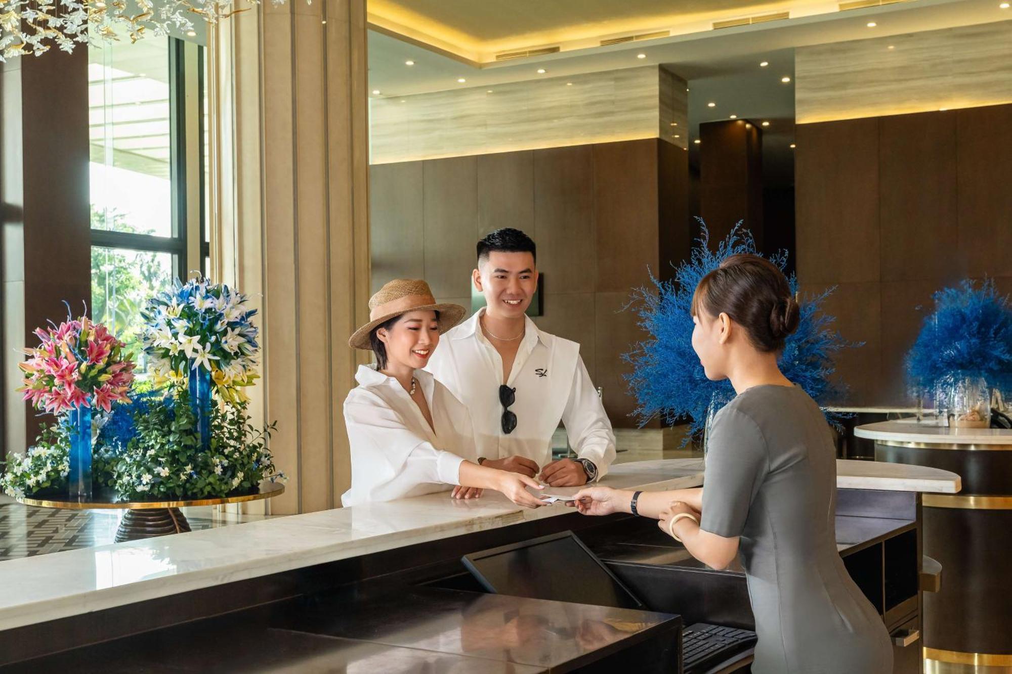 Radisson Blu Resort Phu Quoc Exterior foto A hotel receptionist